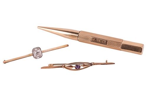 Lot 112 - A 9ct yellow gold propelling pencil with an...