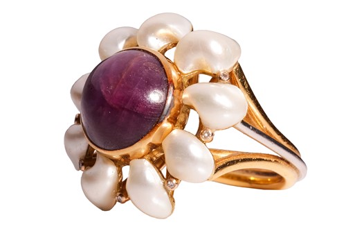 Lot 101 - A star sapphire and pearl dress ring in 18ct...