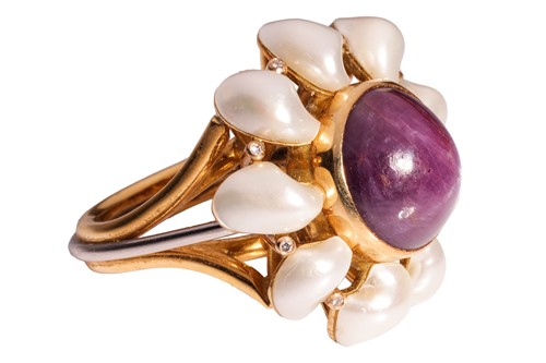 Lot 101 - A star sapphire and pearl dress ring in 18ct...