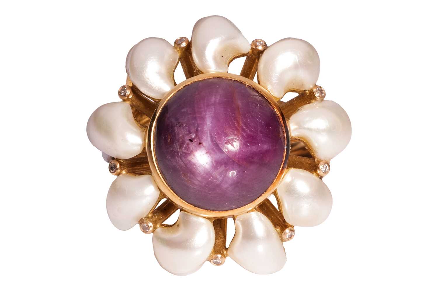 Lot 101 - A star sapphire and pearl dress ring in 18ct...