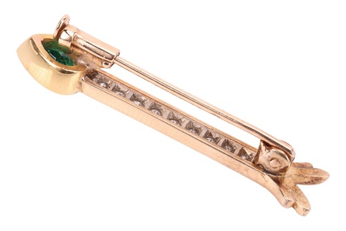 Lot 22 - An emerald and diamond arrow brooch, the point...