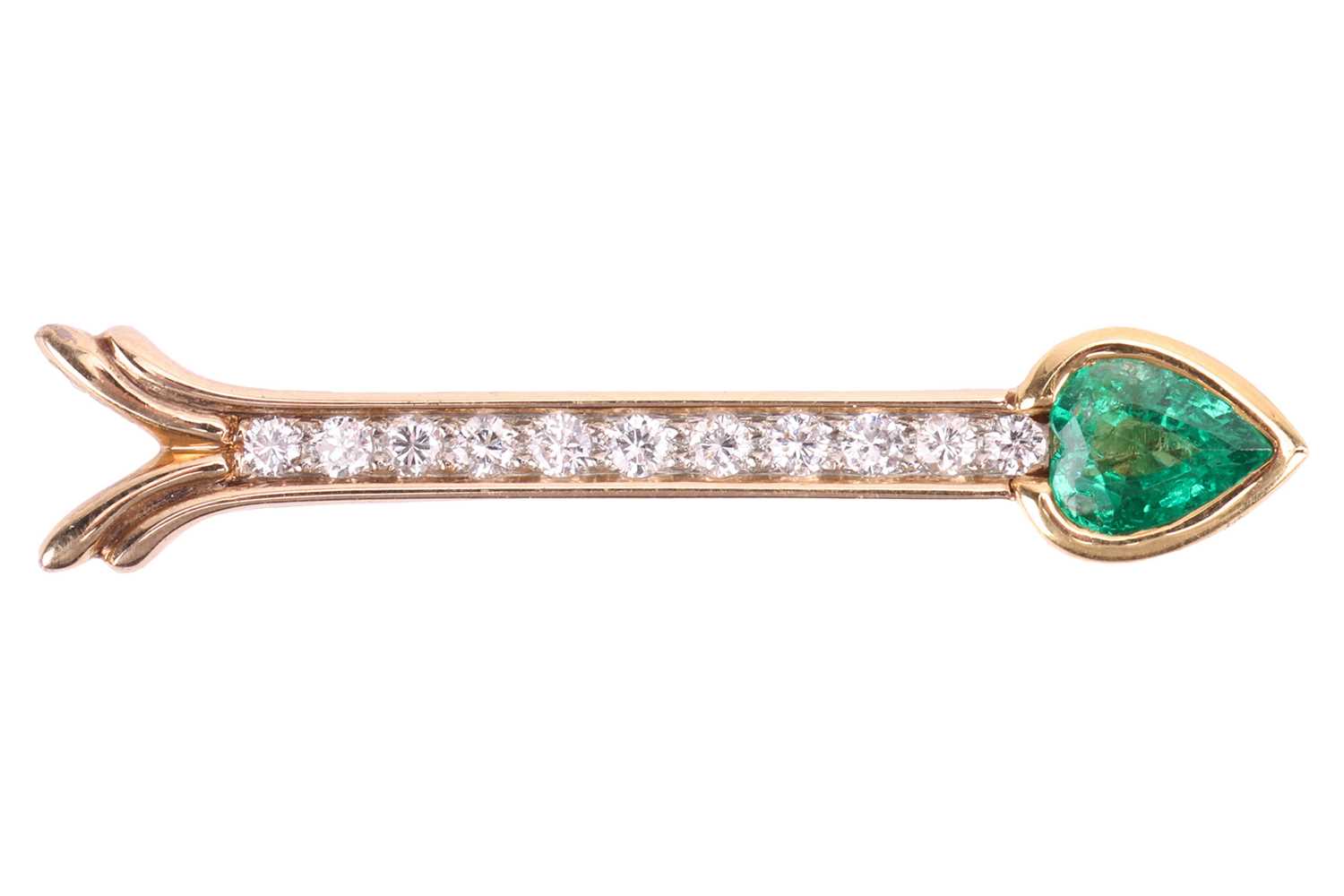Lot 22 - An emerald and diamond arrow brooch, the point...