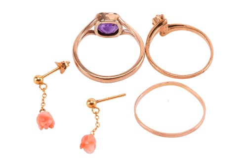 Lot 40 - A small group of jewellery items including an...