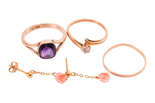 Lot 40 - A small group of jewellery items including an...