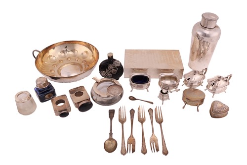 Lot 140 - A collection of small items of silver;...