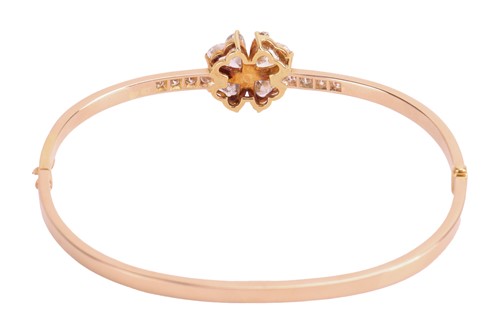 Lot 167 - Boodle & Dunthorne - a diamond-set clover...