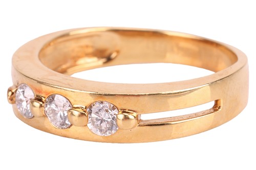 Lot 81 - A three-stone diamond ring with an estimated...