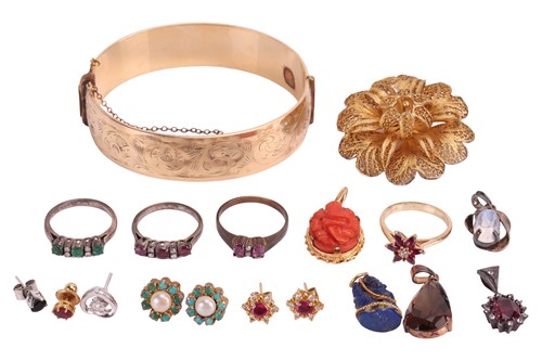 Lot 66 - A group of mixed jewellery items including a...