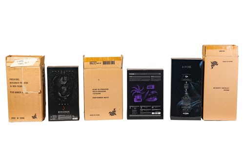Lot 28 - A Hot Toys 1:6 scale collectible Aliens figure,...