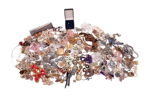 Lot 143 - A large collection of costume jewellery; to...
