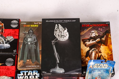 Lot 73 - A collection of Star Wars collectibles, to...