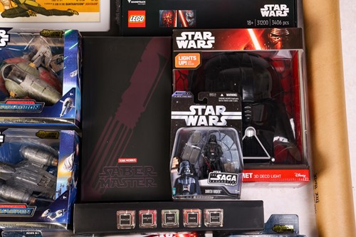 Lot 73 - A collection of Star Wars collectibles, to...
