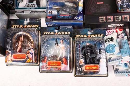 Lot 74 - A collection of Star Wars collectibles, to...