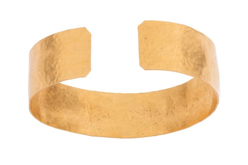 Lot 76 - A planished open cuff bangle, in unmarked...