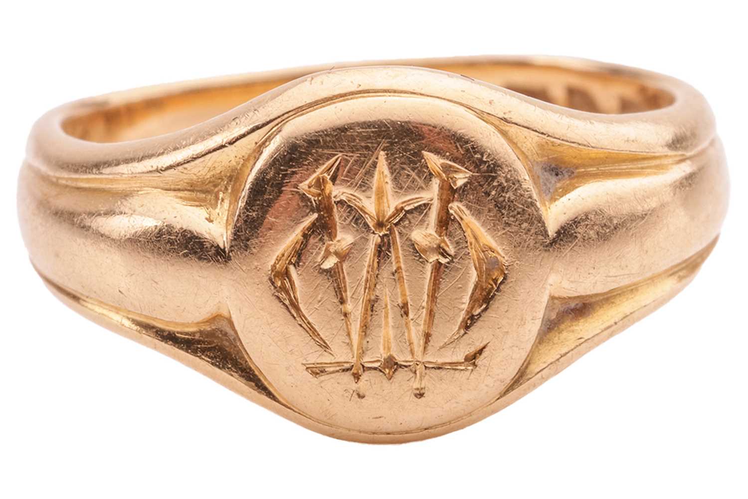 Lot 90 - A signet ring in 18ct yellow gold, the oval...