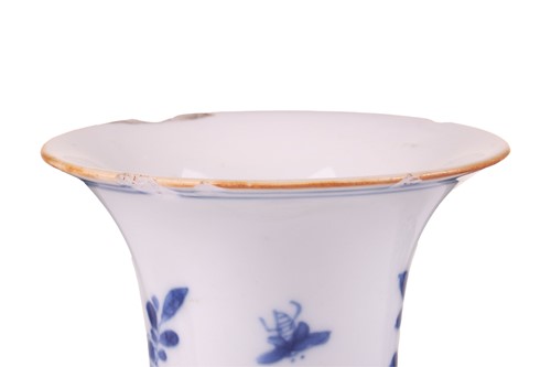 Lot 75 - A Chinese Kangxi blue and white porcelain...
