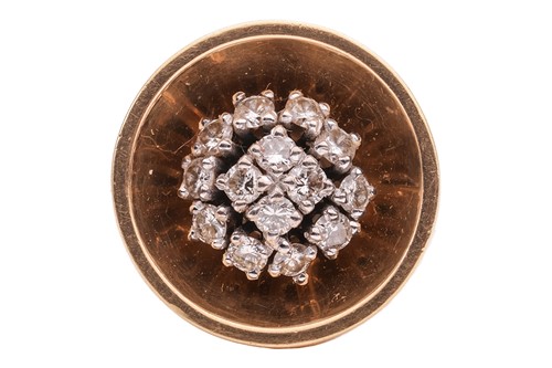Lot 67 - A Modernist ring with diamond cluster to...