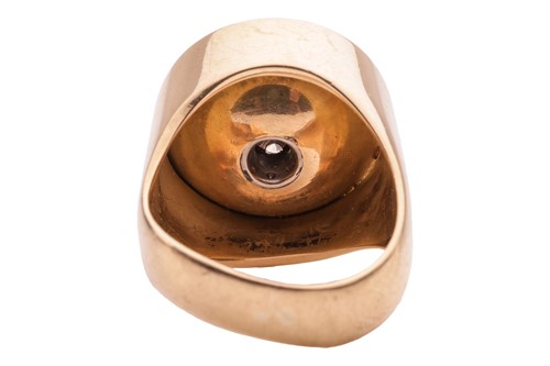 Lot 67 - A Modernist ring with diamond cluster to...