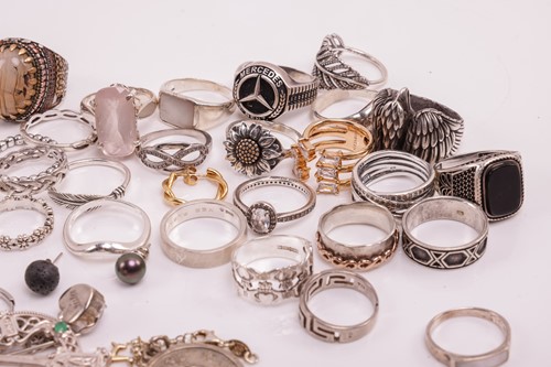 Lot 25 - A mixed group of jewellery items, the majority...