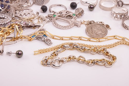 Lot 25 - A mixed group of jewellery items, the majority...
