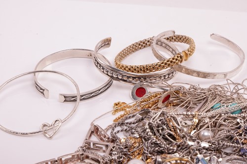 Lot 25 - A mixed group of jewellery items, the majority...