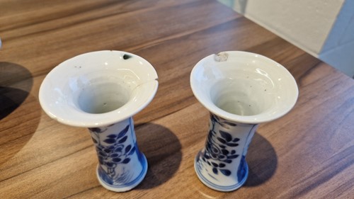 Lot 58 - A pair of small Chinese Kangxi blu and white...