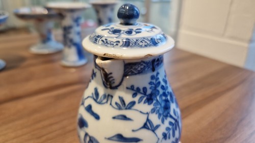 Lot 58 - A pair of small Chinese Kangxi blu and white...