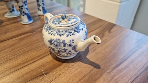 Lot 58 - A pair of small Chinese Kangxi blu and white...