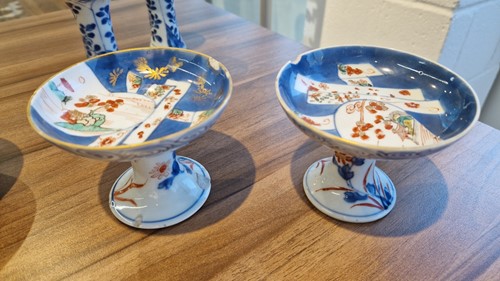 Lot 58 - A pair of small Chinese Kangxi blu and white...