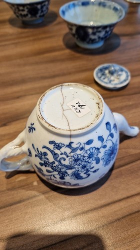 Lot 58 - A pair of small Chinese Kangxi blu and white...