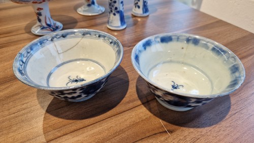 Lot 58 - A pair of small Chinese Kangxi blu and white...