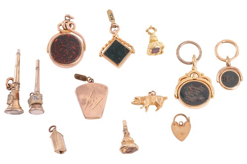 Lot 31 - A collection of hardstone jewellery,...