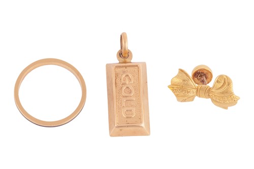 Lot 82 - A group of yellow metal items, all surface...