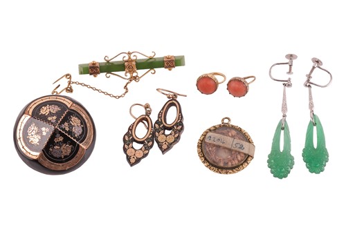 Lot 169 - A small group of late Victorian jewellery...