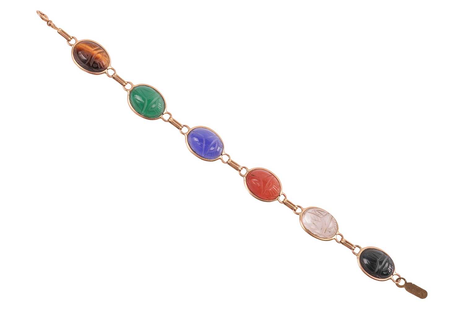 Lot 68 - A carved link bracelet of scarab design,...