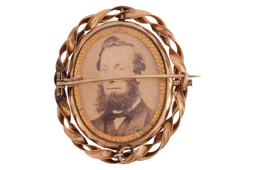 Lot 95 - A Victorian hairwork mourning brooch, of oval...