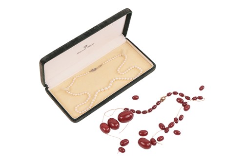 Lot 118 - An amber bead necklace and a single-strand...