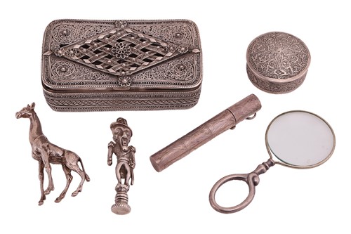 Lot 148 - A small group of mixed items; comprising a...