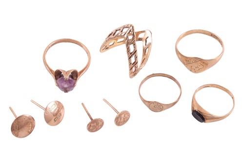 Lot 139 - A small collection of jewellery items;...