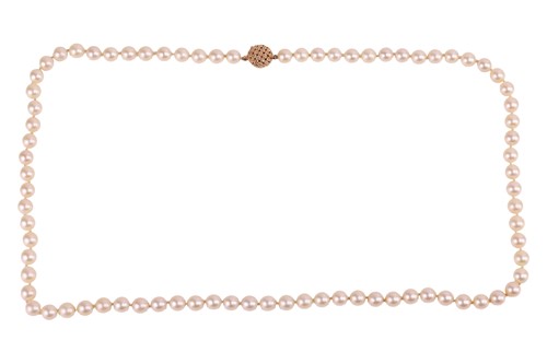 Lot 92 - A single strand cultured pearl necklace;...