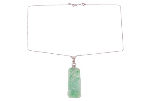 Lot 98 - An Art Deco carved jade pendant necklace,...
