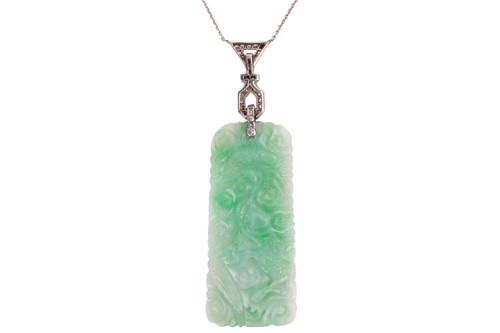 Lot 98 - An Art Deco carved jade pendant necklace,...