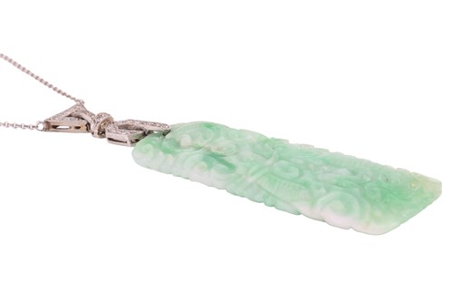 Lot 98 - An Art Deco carved jade pendant necklace,...