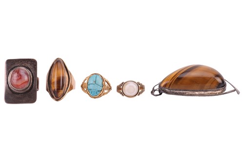 Lot 165 - A collection of four gem-set rings and a...
