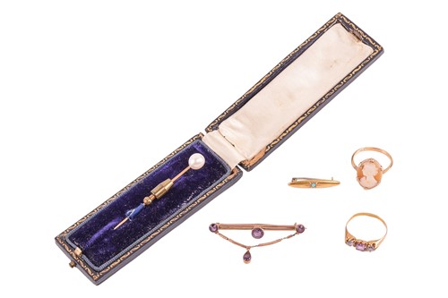 Lot 54 - A pearl stick pin, gem-set rings and brooches;...