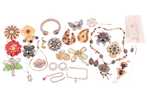 Lot 126 - A quantity of modern silver and modern costume...