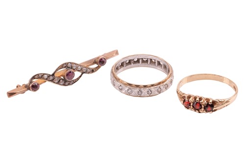 Lot 189 - A pair of gem-set rings and a bar brooch;...
