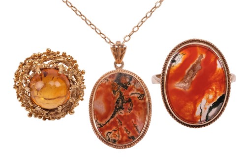 Lot 3 - A small group of jewellery items comprising a...
