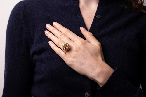 Lot 12 - A foliate cluster ring in tricoloured 18ct...