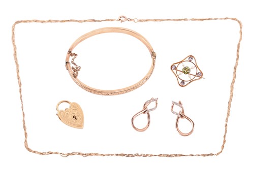 Lot 12 - A small collection of jewellery; to include an...